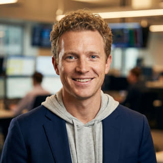 Profilaufnahme von Ryan Brooks, angegeben als leitender Trading-Analyst bei Prägewertum